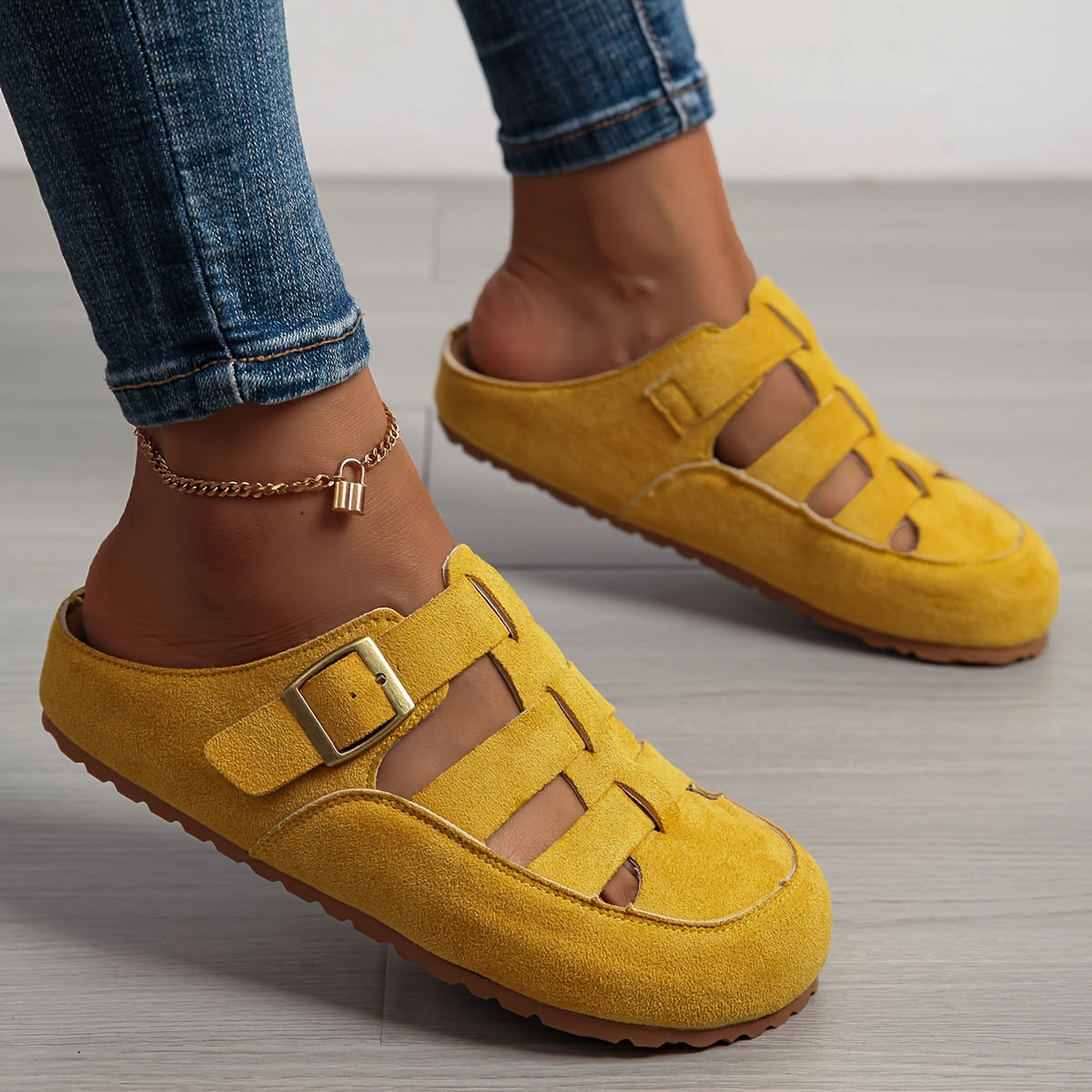 Moteriškos zomšinės klumpės su juostelėmis