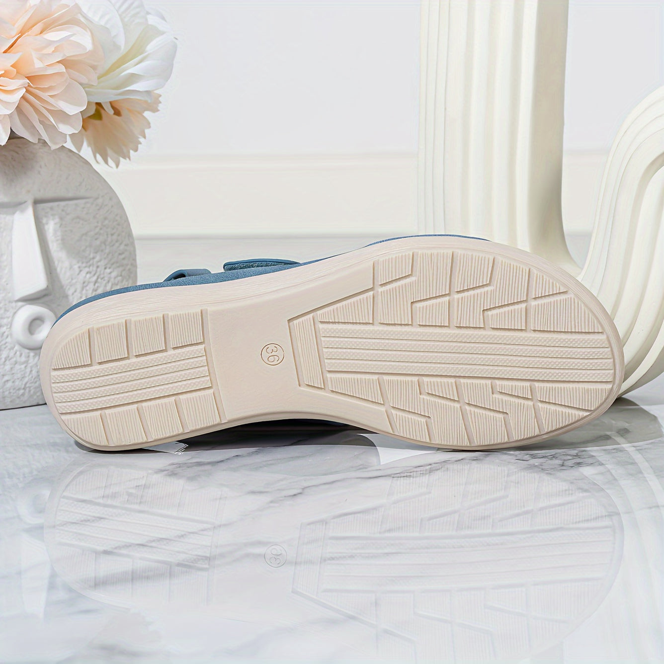 Moteriškos basutės su reguliuojamomis juostelėmis