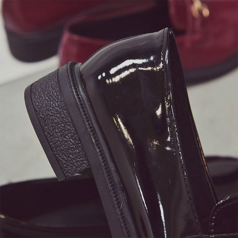 Britiško stiliaus juodi moteriški bateliai rudens sezonui