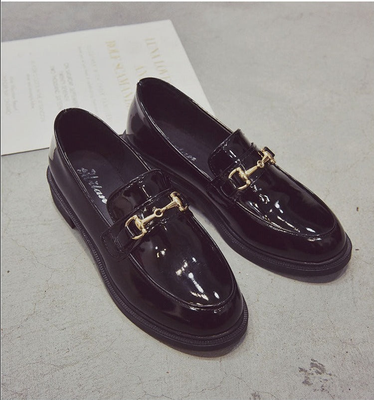 Britiško stiliaus juodi moteriški bateliai rudens sezonui