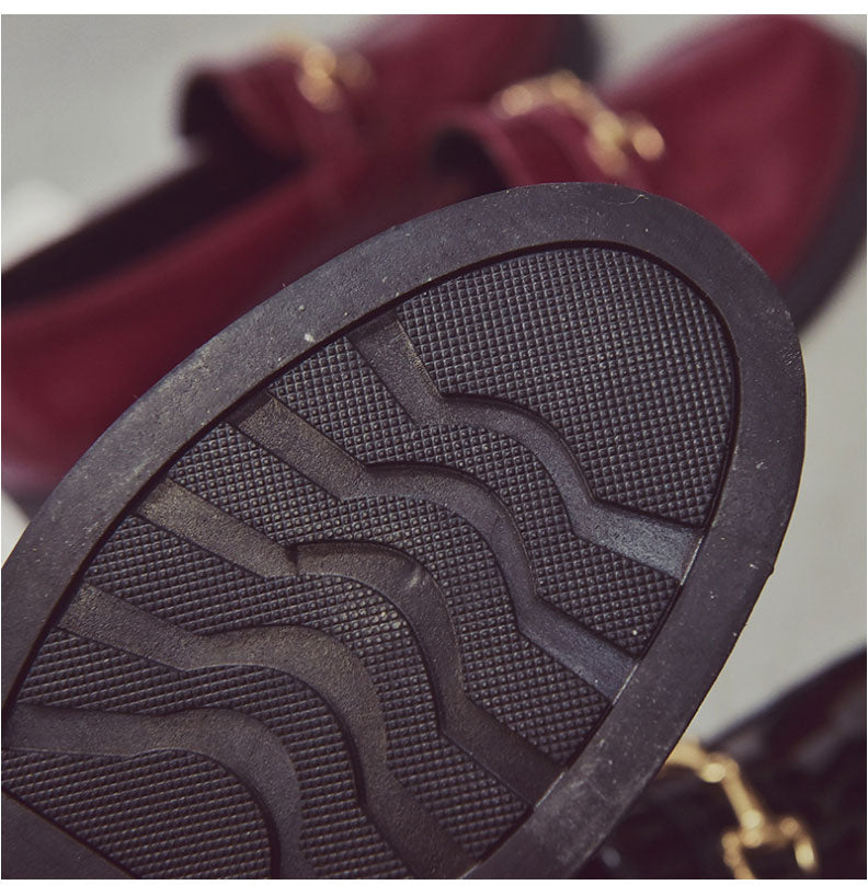 Britiško stiliaus juodi moteriški bateliai rudens sezonui