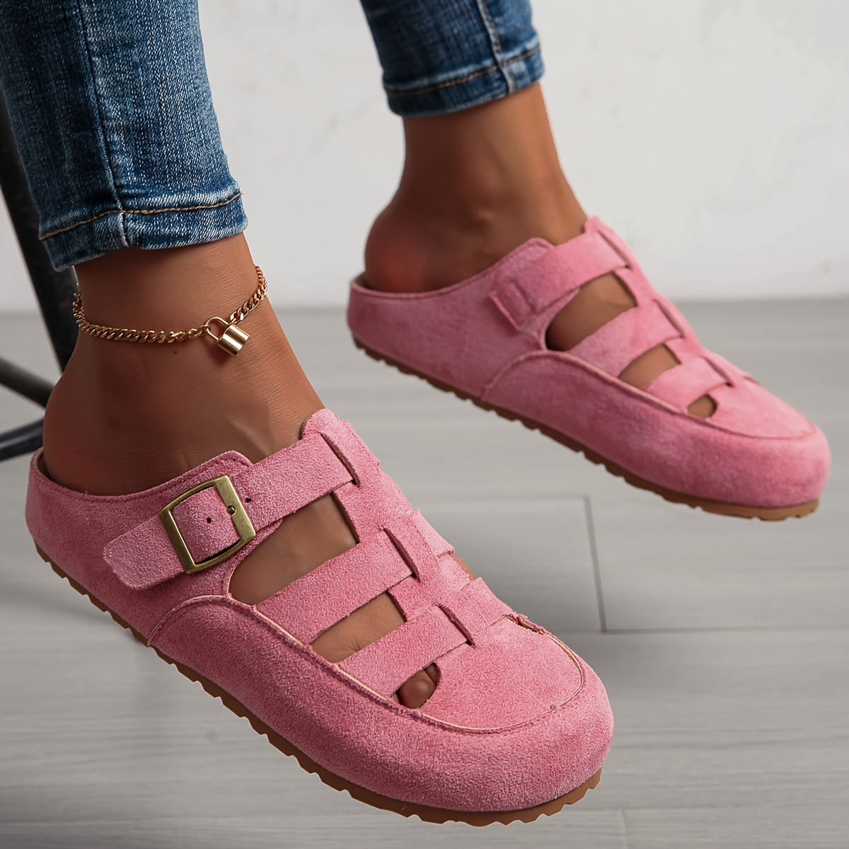 Moteriškos zomšinės klumpės su juostelėmis