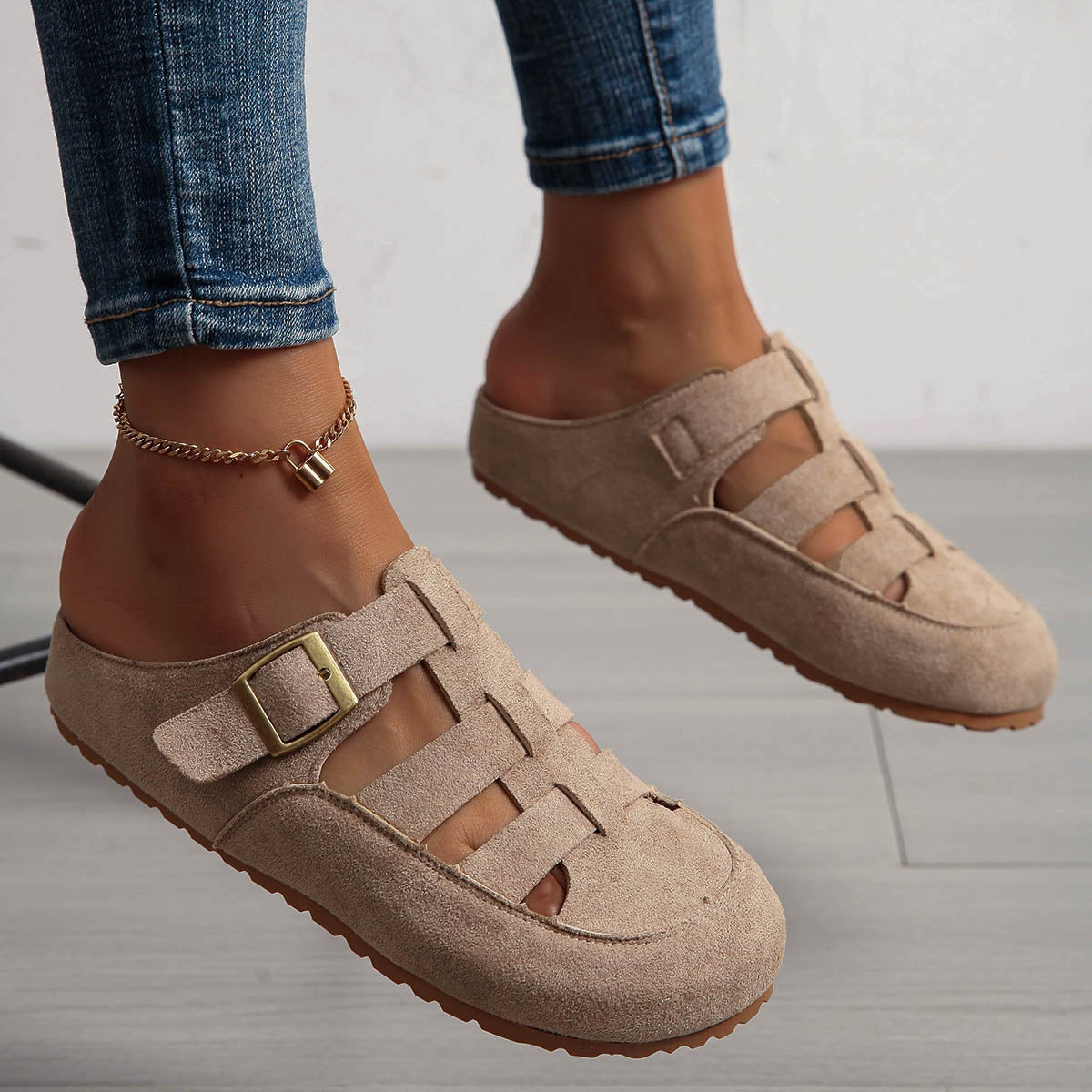 Moteriškos zomšinės klumpės su juostelėmis